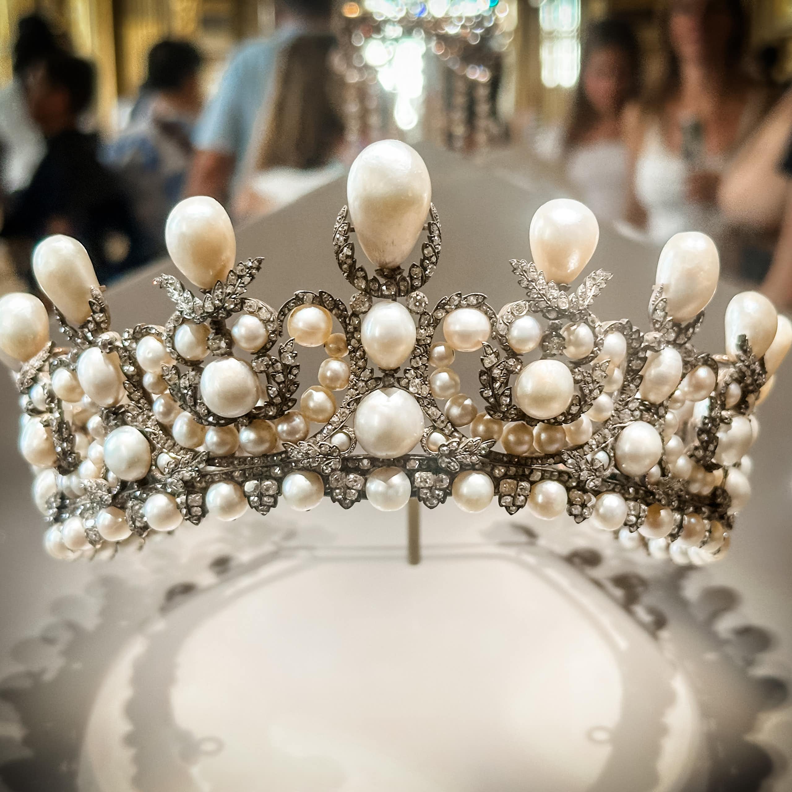 Diadema con perlas.