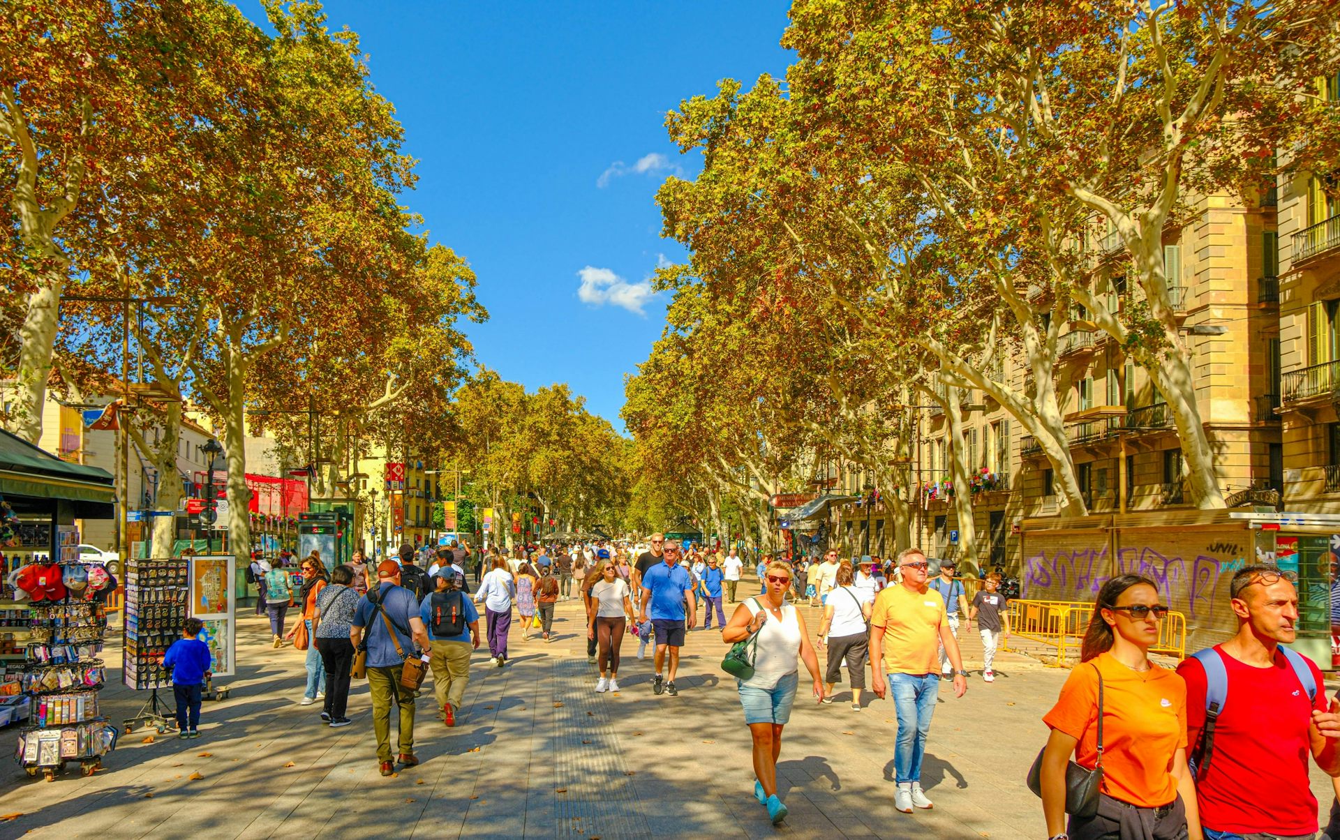 Gente paseando por una calle ancha.