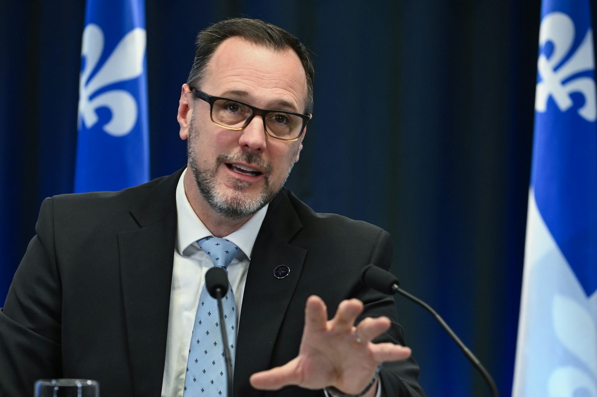 Un homme en costume parle au micro 