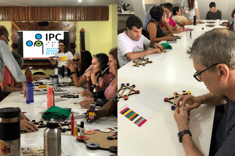 Duas fotos, uma ao lado da outra, mostram atividades das oficinas em que cegos manipulam o See Color