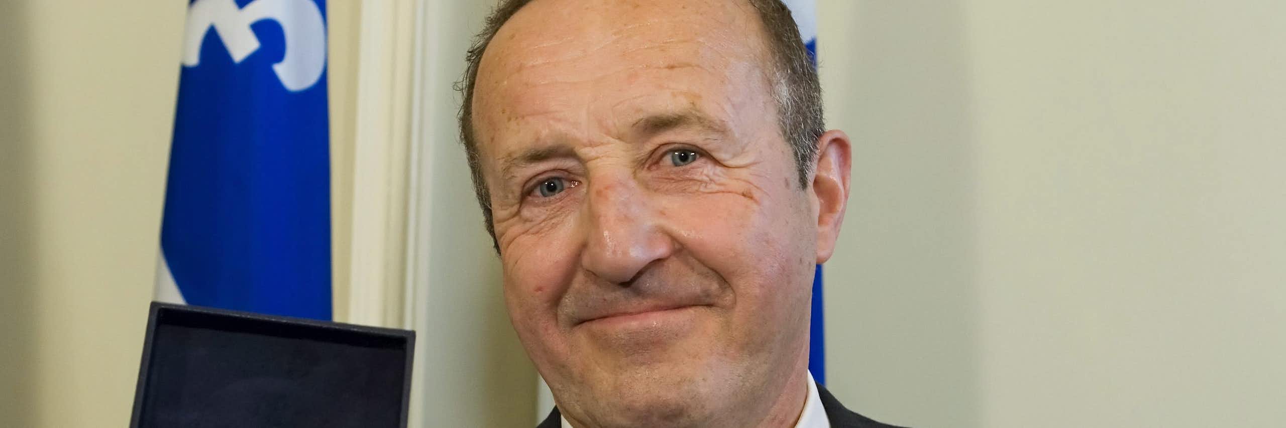 Le présentateur de télévision Bernard Derome tient sa Médaille d'honneur