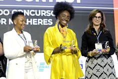 Foto mostra as 3 premiadas do Brics Women’s Startup Contes posando para foto com seus troféus