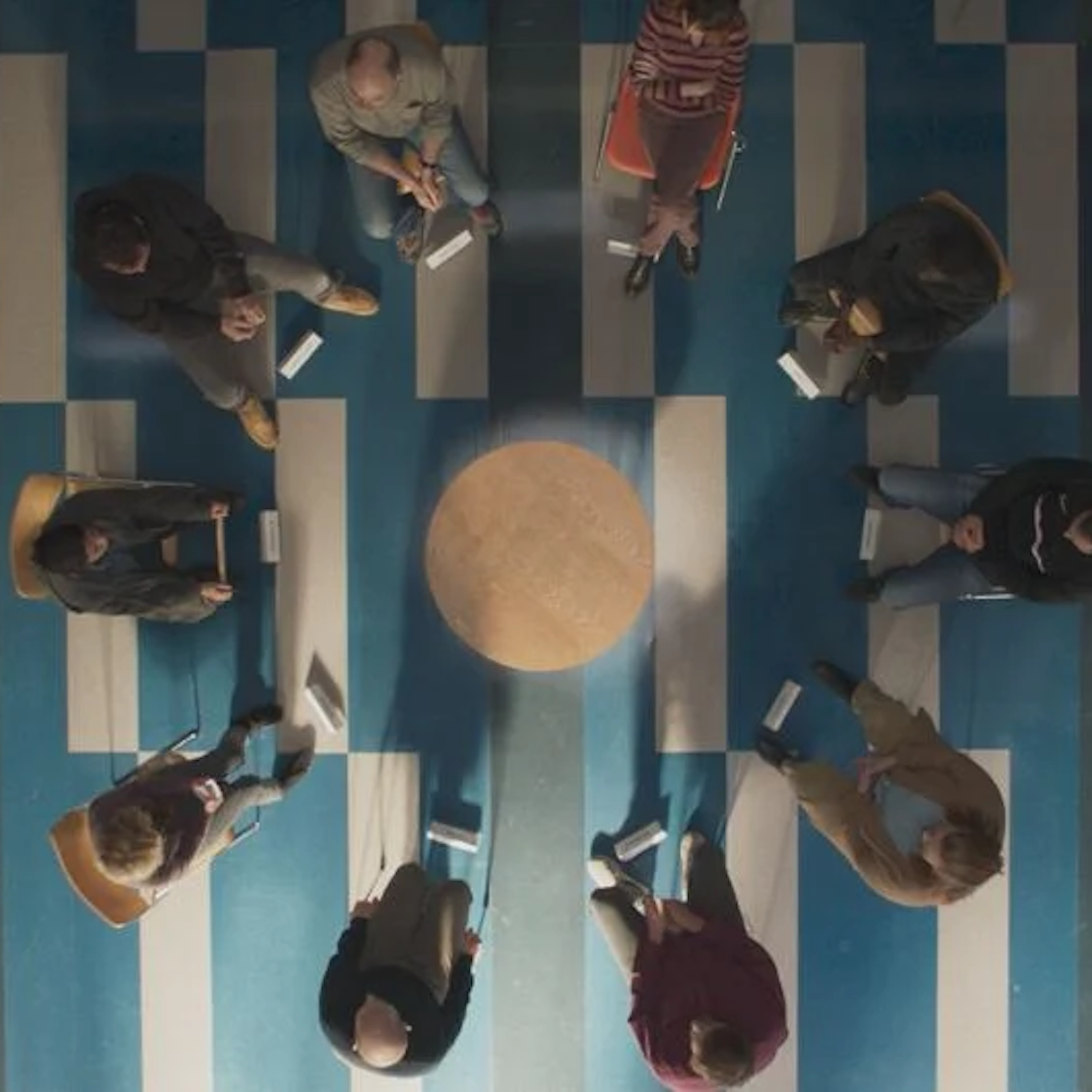 Photogramme du film je verrai toujours vos visages, médiation en groupe