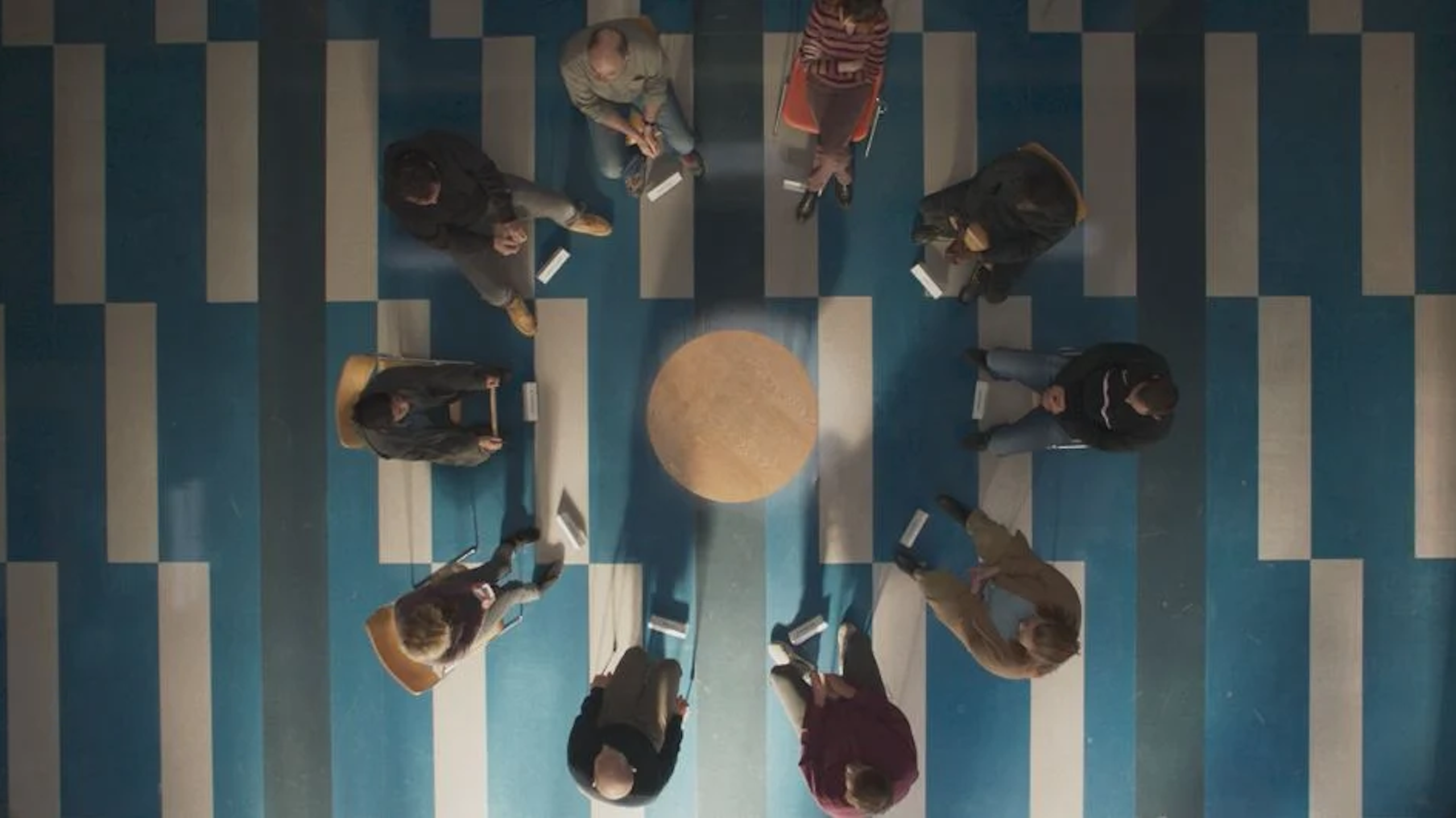 Photogramme du film je verrai toujours vos visages, médiation en groupe