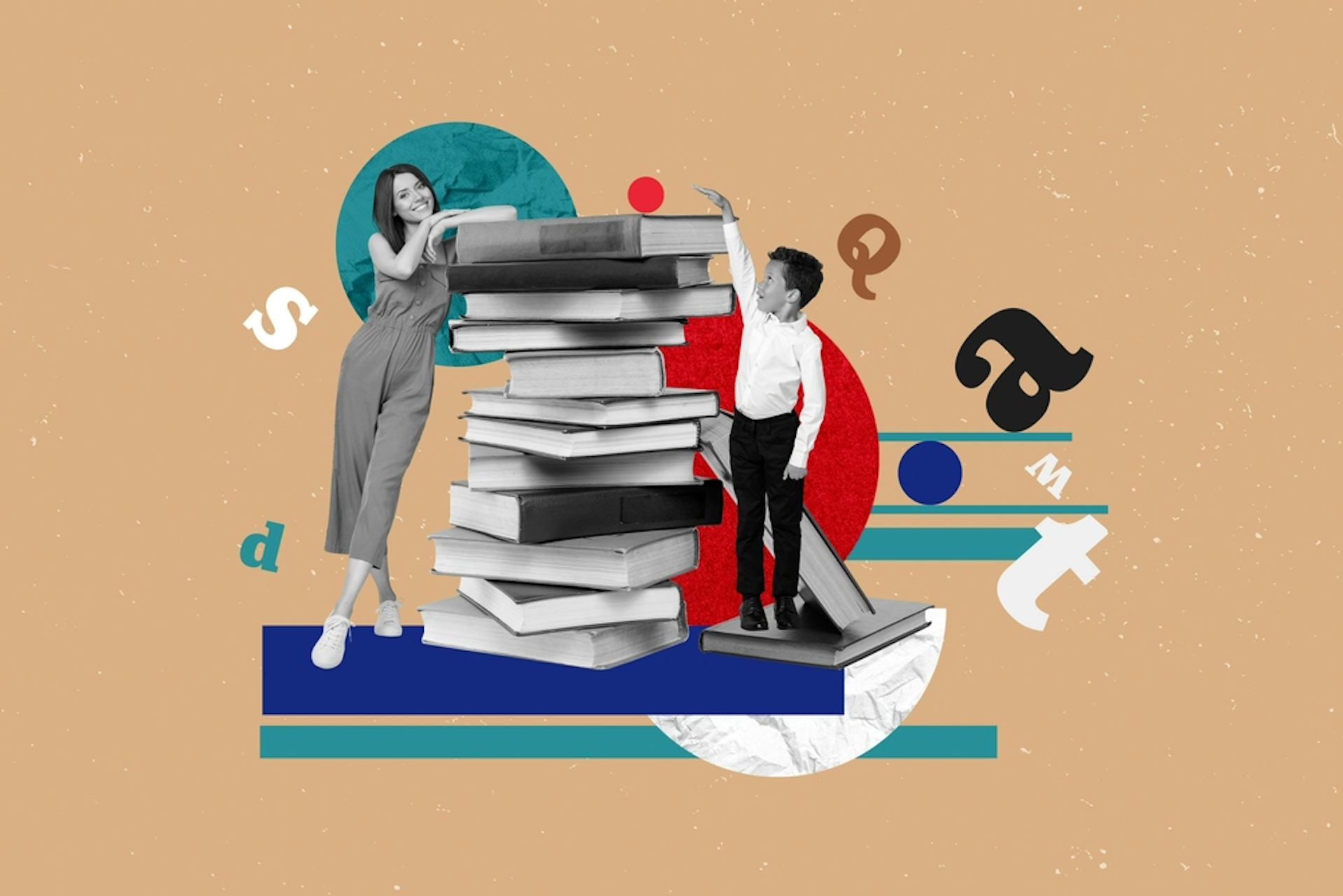 Une mère et son fils adossés à une pile de livres.