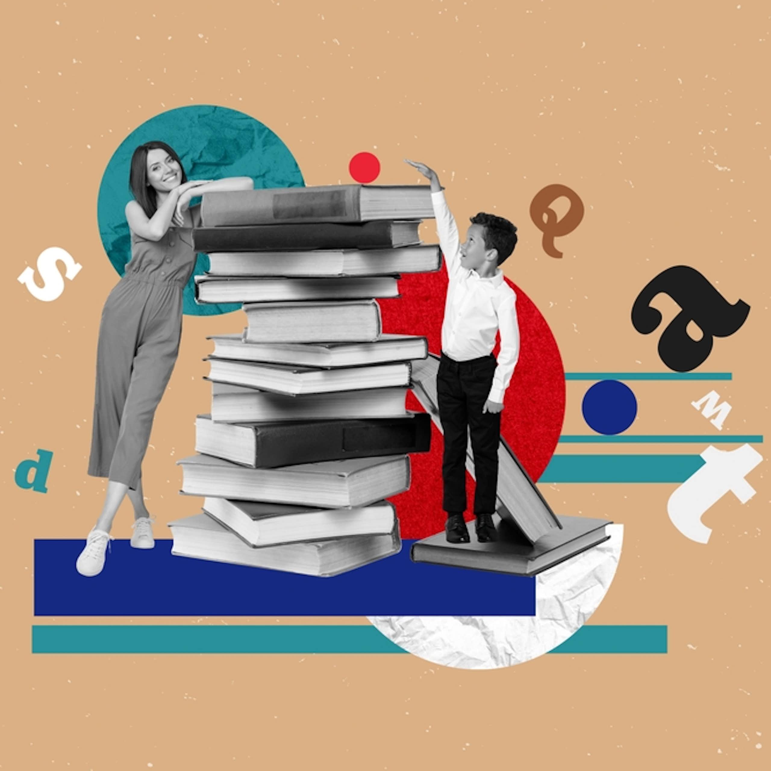 Une mère et son fils adossés à une pile de livres.