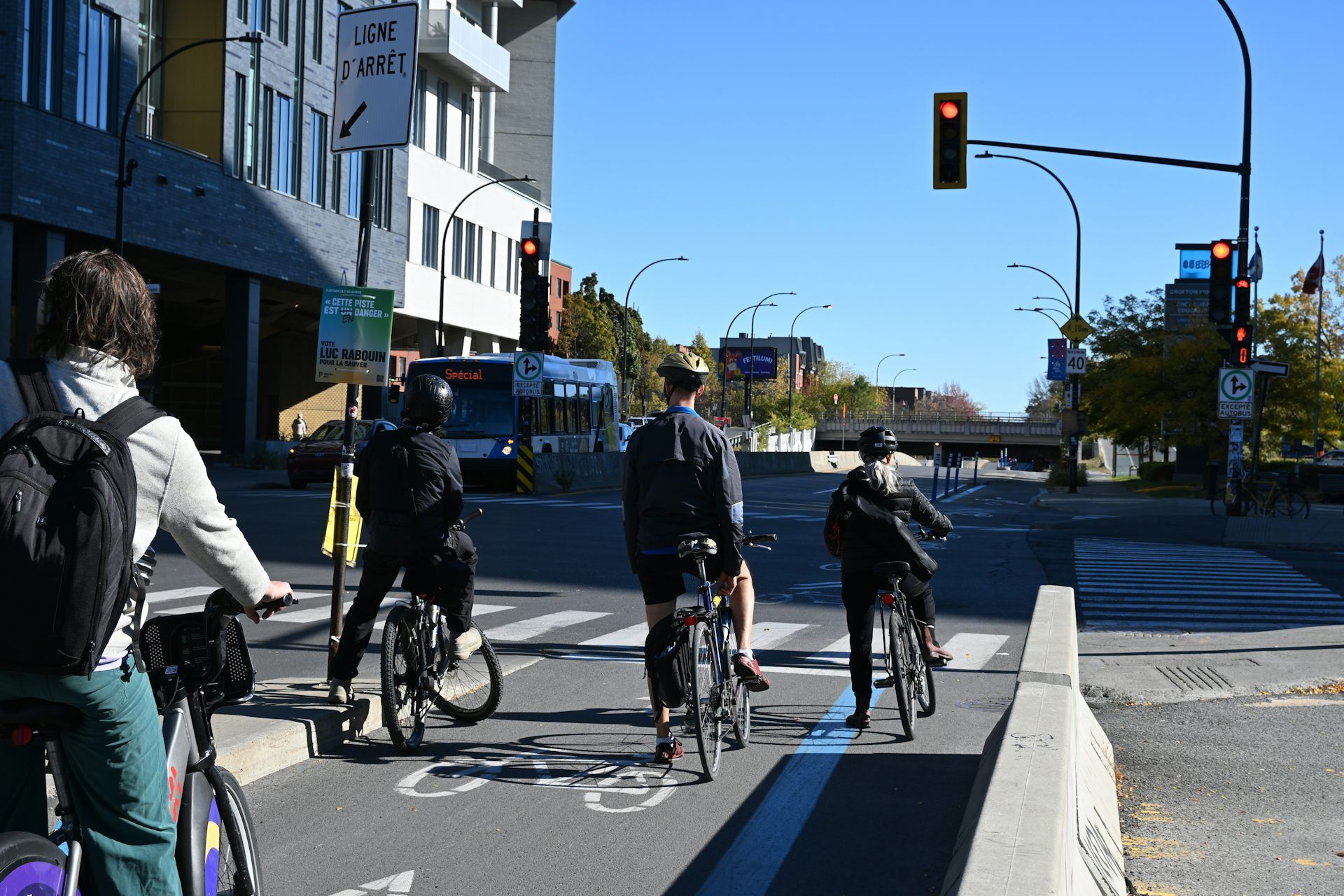 Des cyclistes attendent à un feu rouge