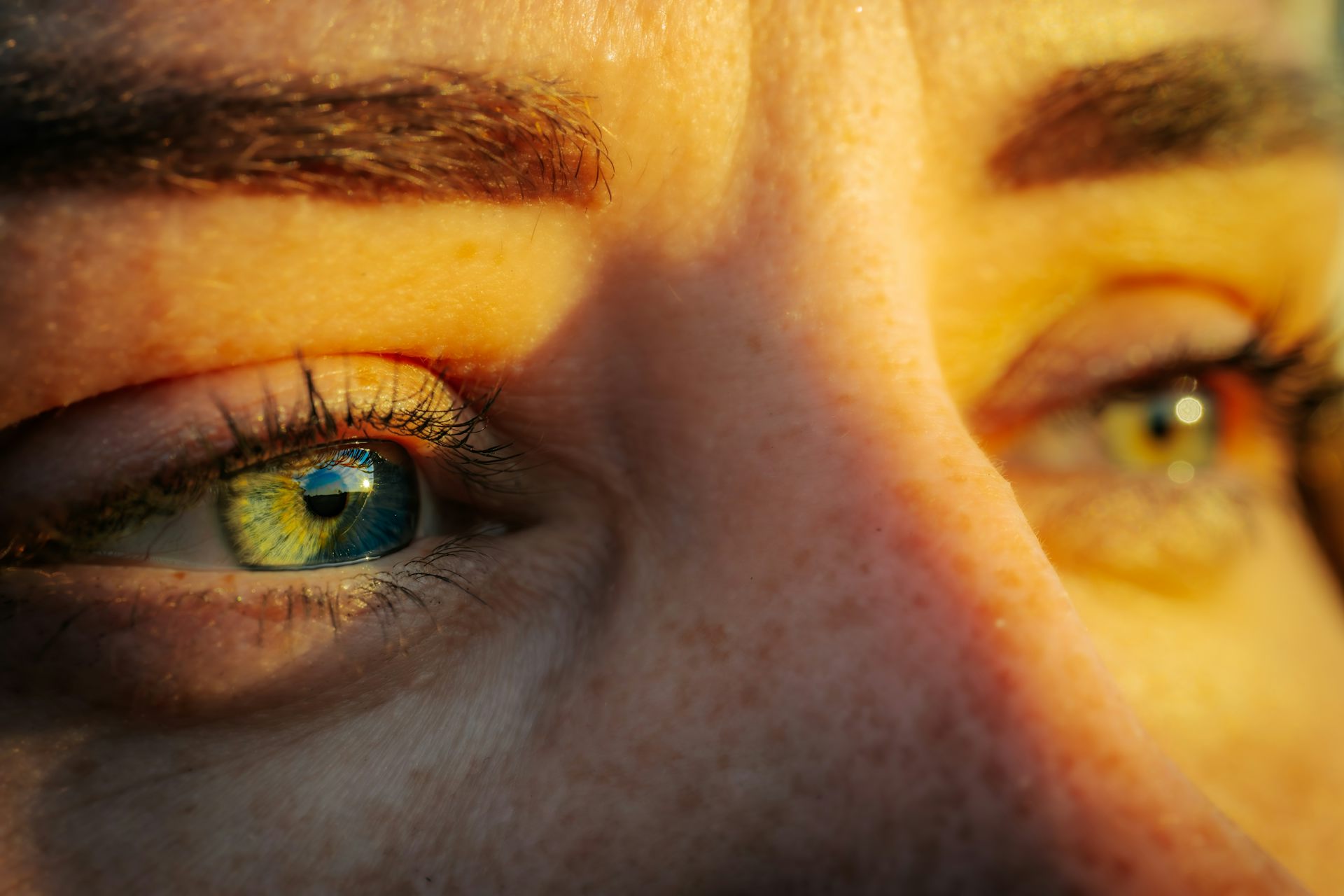 Primer plano de unos ojos expuestos a la luz el sol.