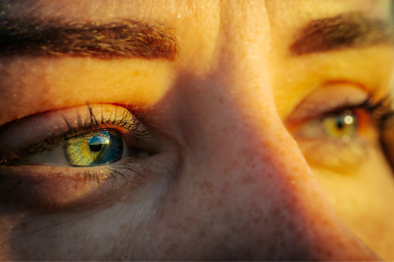 Primer plano de unos ojos expuestos a la luz el sol.