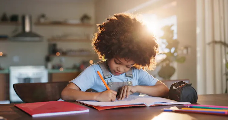 Un élève en train de faire ses devoirs
