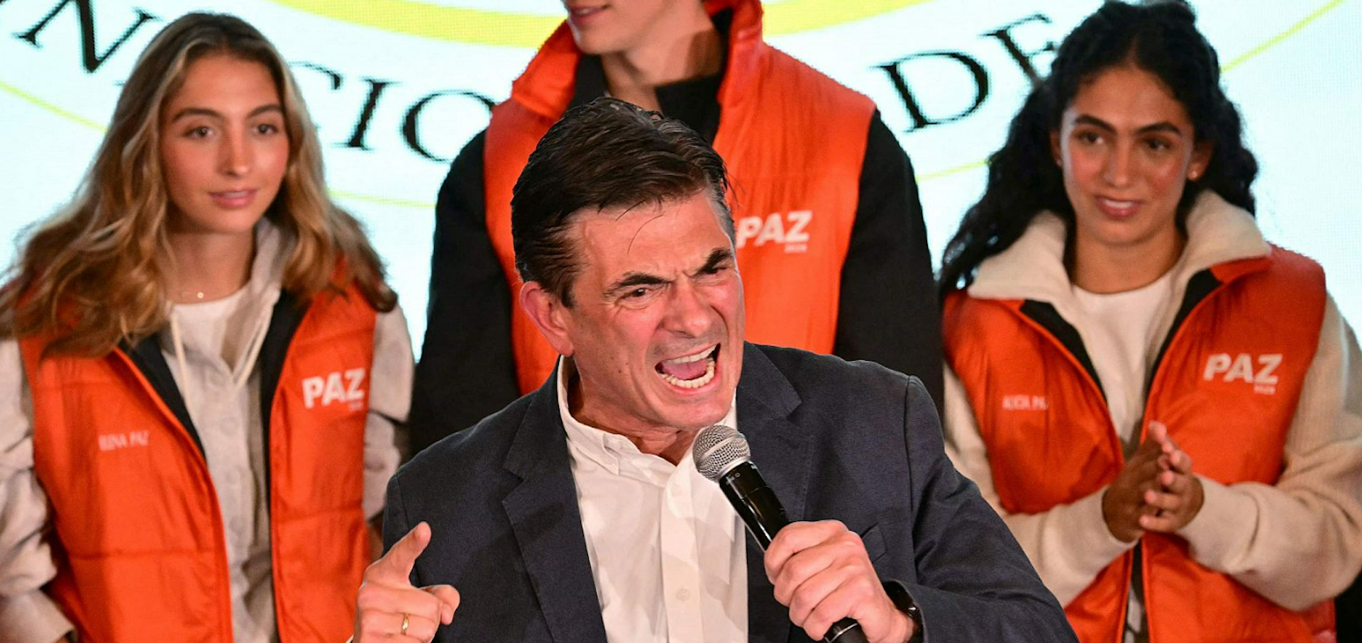 Un hombre da un discurso con un micrófono