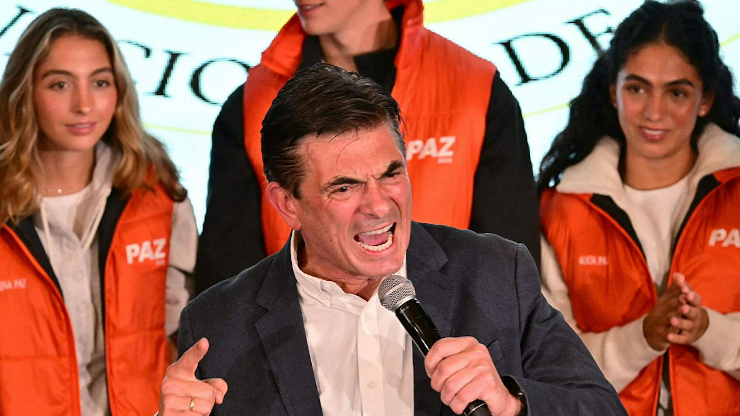 Un hombre da un discurso con un micrófono