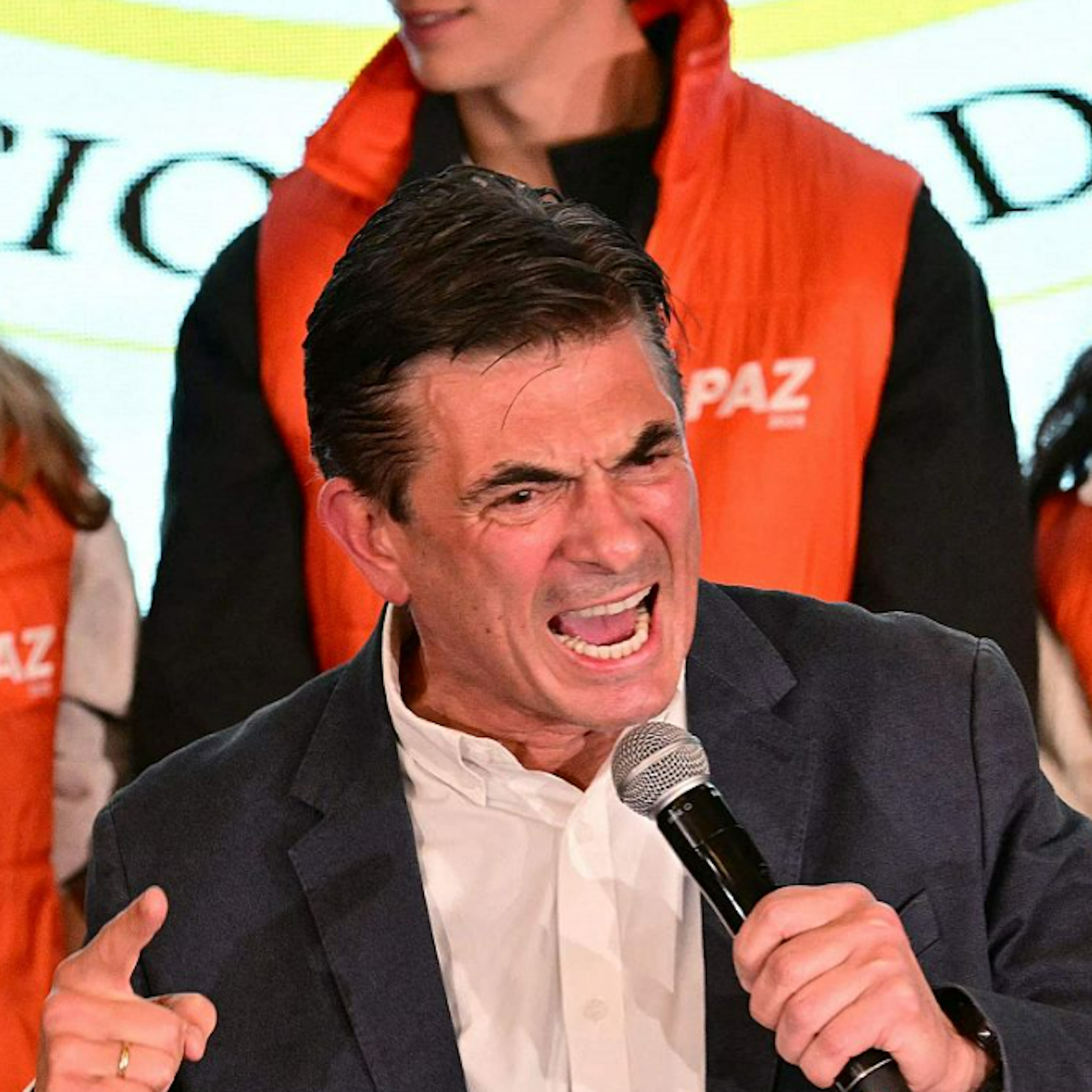 Un hombre da un discurso con un micrófono