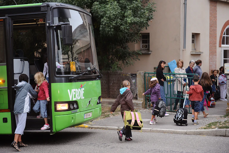 Sortie d'un bus scolaire à Varennes, dans le sud-ouest de la France, en 2012.