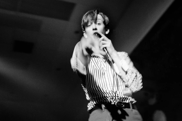 Black and white photo of Jarvis Cocker on stage