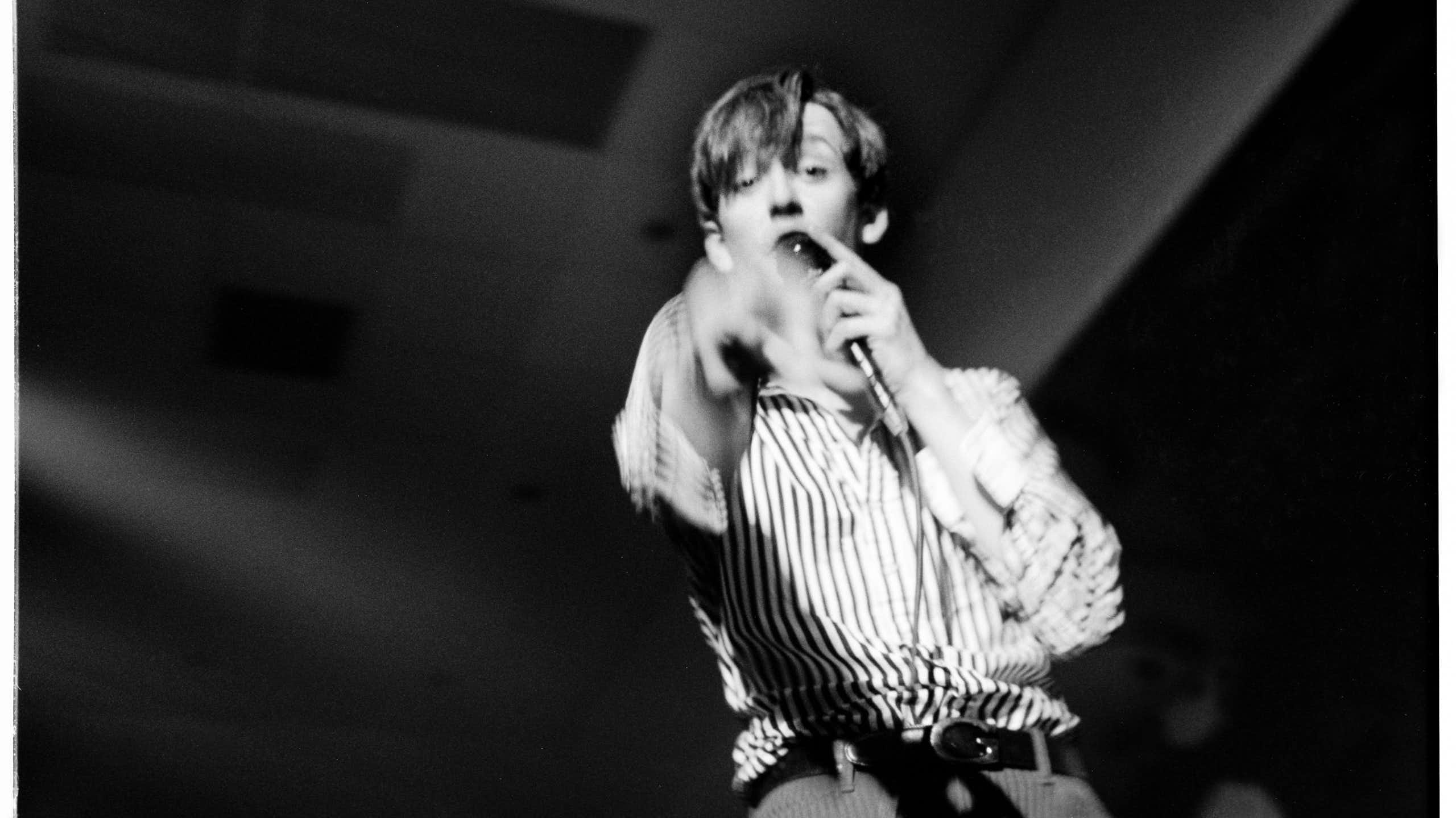 Black and white photo of Jarvis Cocker on stage
