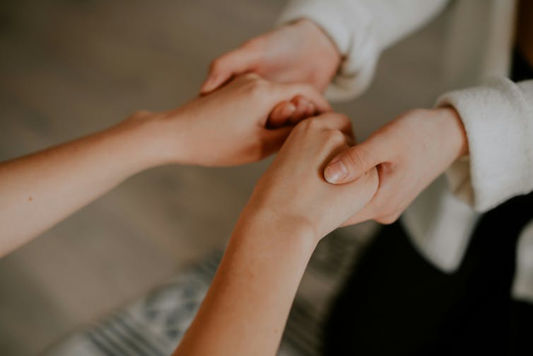 ¿Luchando con el cierre? Aquí hay algunas cosas que puedes probar. 1 primer plano, de, dos mujeres, tomados de la mano
