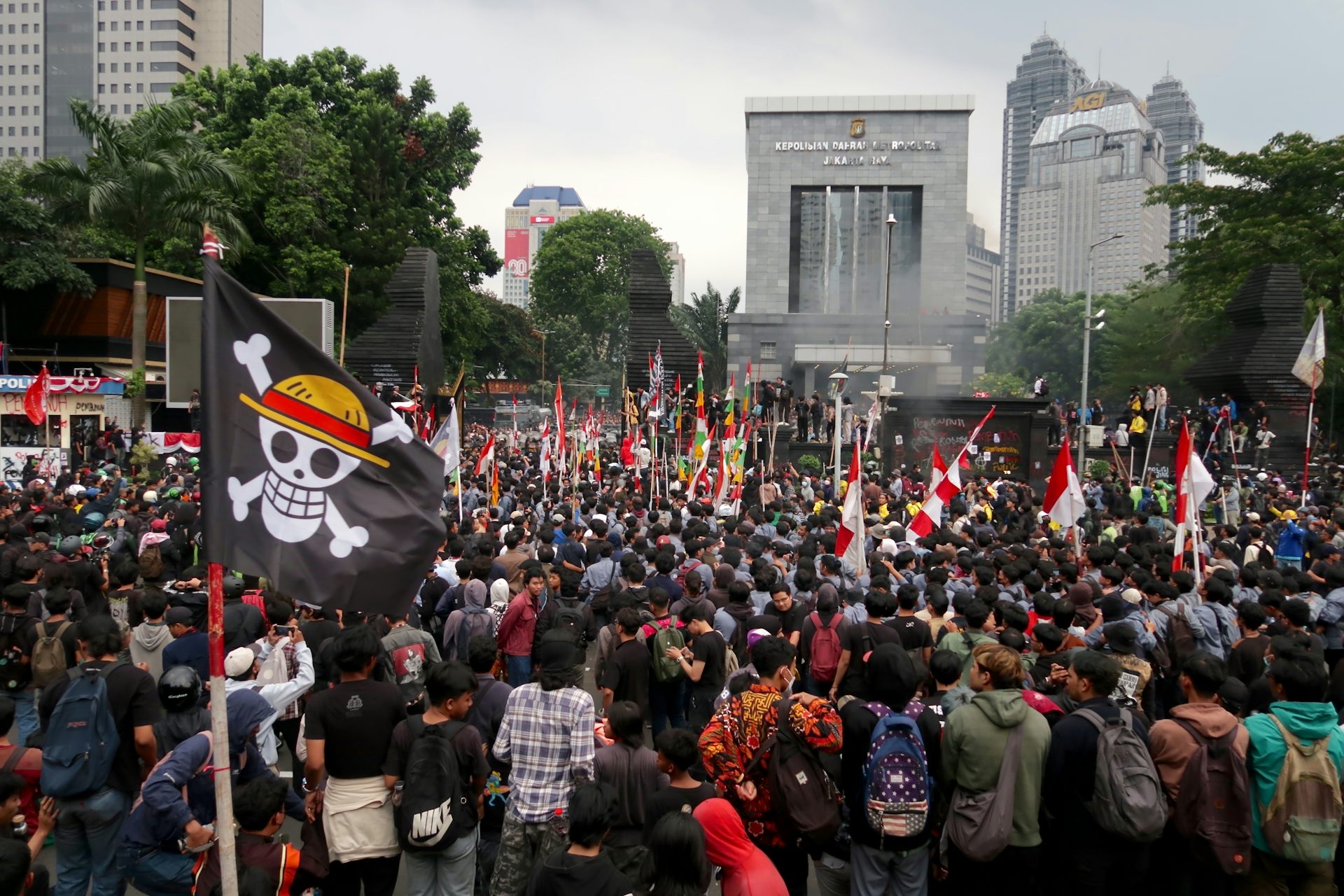 Polisi menangkap sejumlah peserta aksi demonstrasi Agustus lalu dan menyita buku-buku mereka.