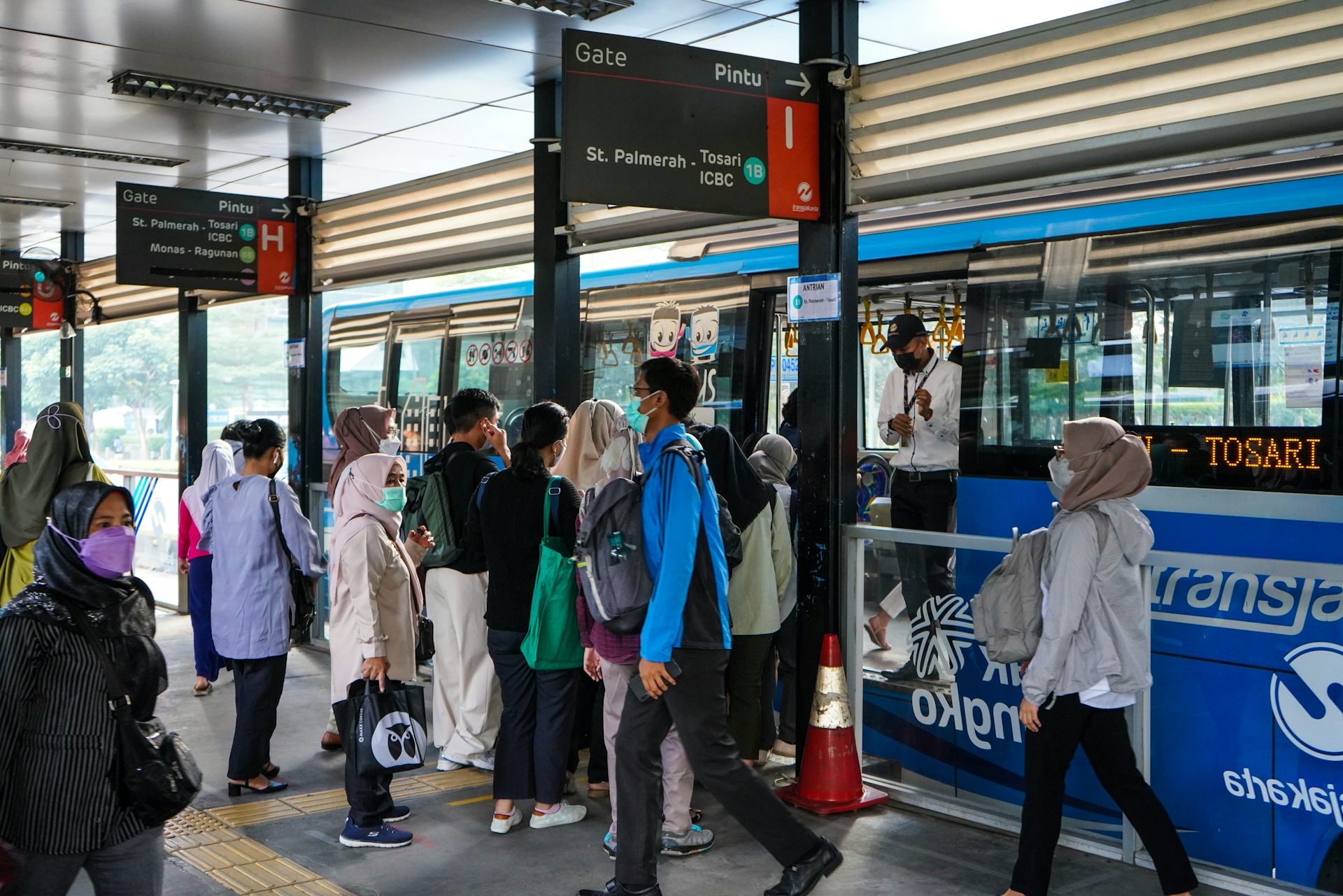 Kelas menengah berpendidikan biasanya fokus pada mendapatkan pekerjaan dengan penghasilan stabil.