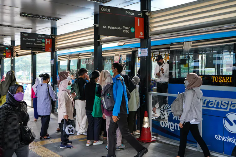 Kelas menengah berpendidikan biasanya fokus pada mendapatkan pekerjaan dengan penghasilan stabil.