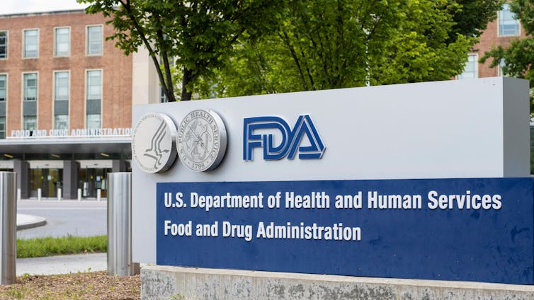 Entrada a un recinto donde está indicado el nombre de la la Administración de Alimentos y Medicamentos de Estados Unidos (FDA).