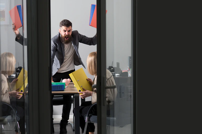 Homme, violent, en colère contre une femme dans un bureau d'entreprise.