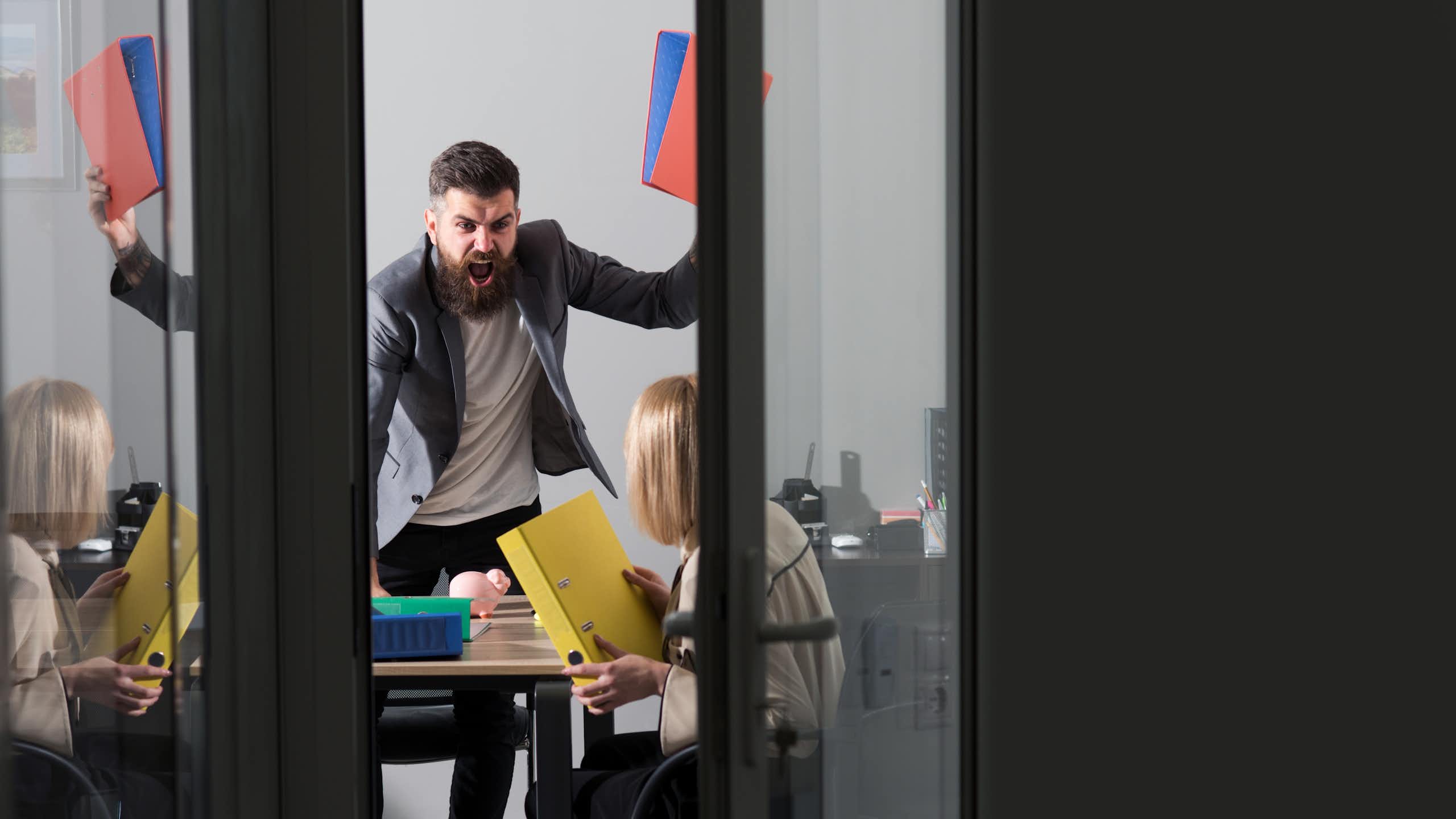 Homme, violent, en colère contre une femme dans un bureau d'entreprise.