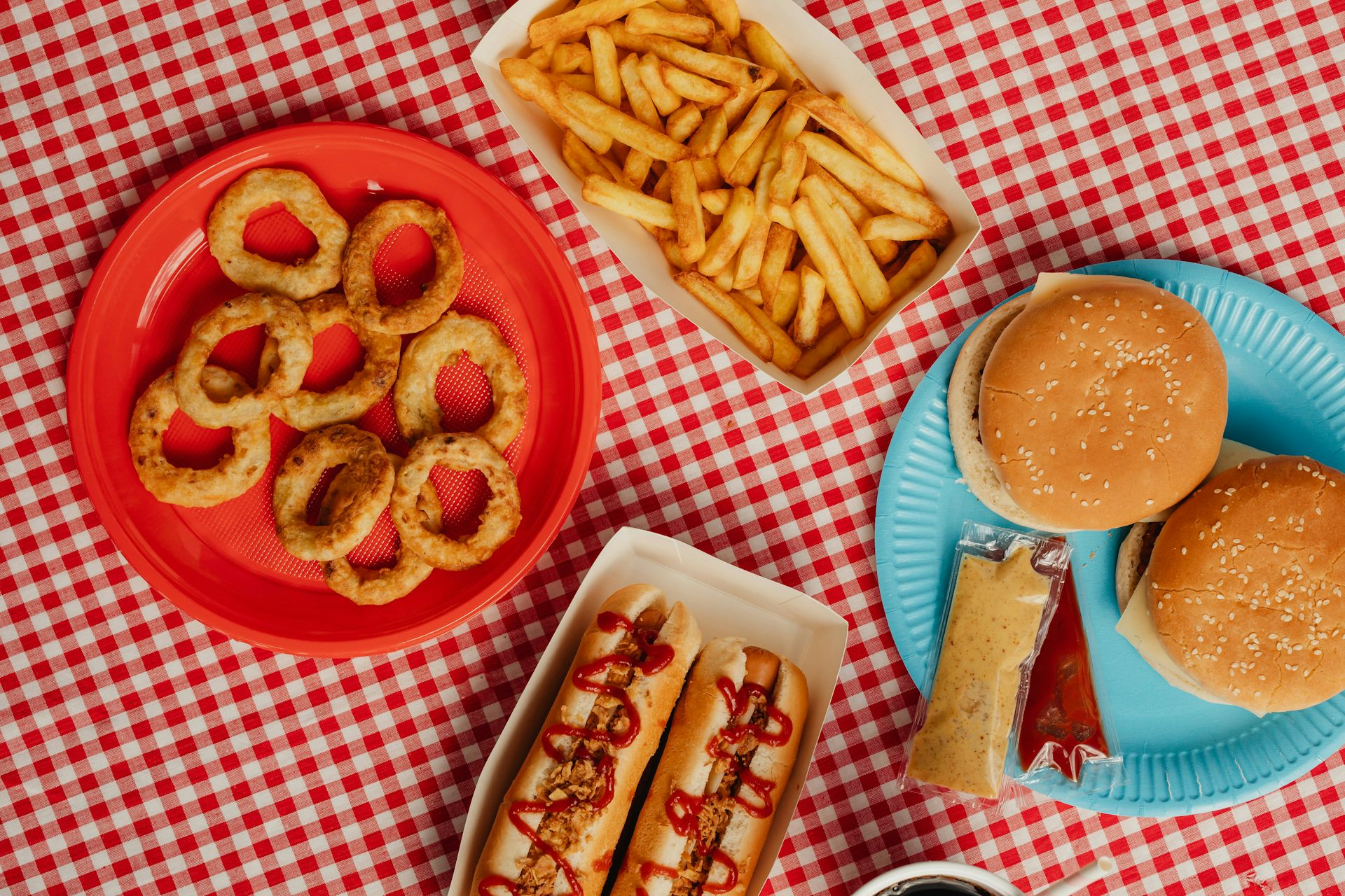 Des frites, des burgers et des hotdogs sont disposés sur une table