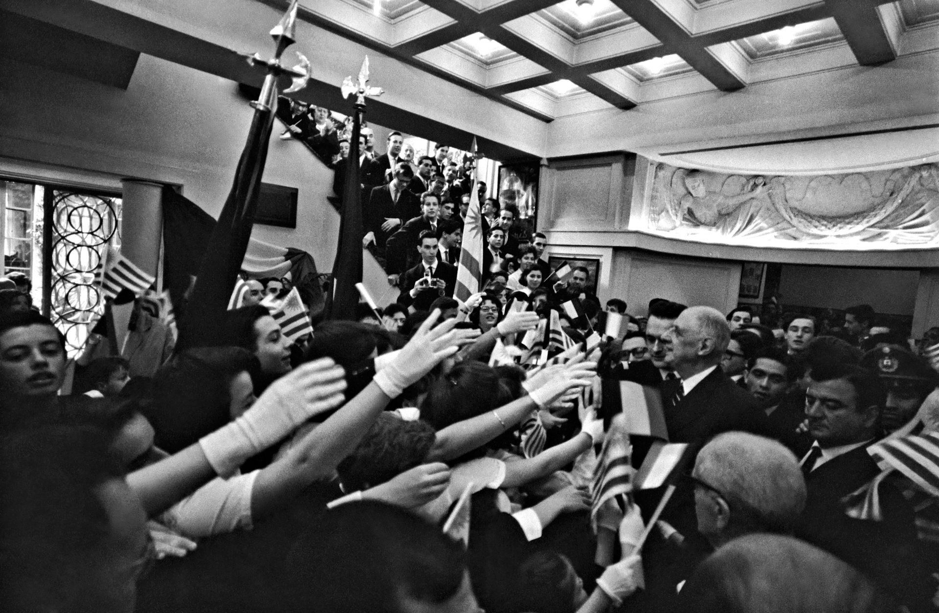 Le président français Charles de Gaulle accueilli le 9 octobre 1964 au lycée français de Montevideo, lors de sa visite officielle en Uruguay.