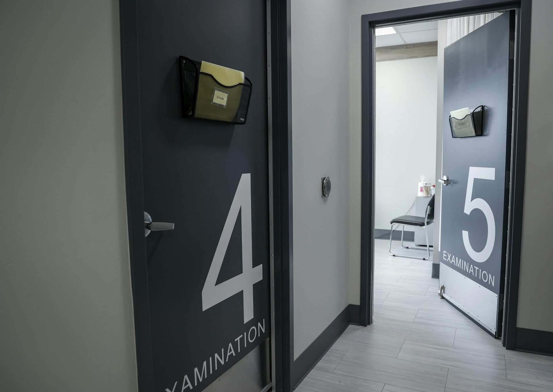 Pasillo con puertas para exámenes en la clínica.