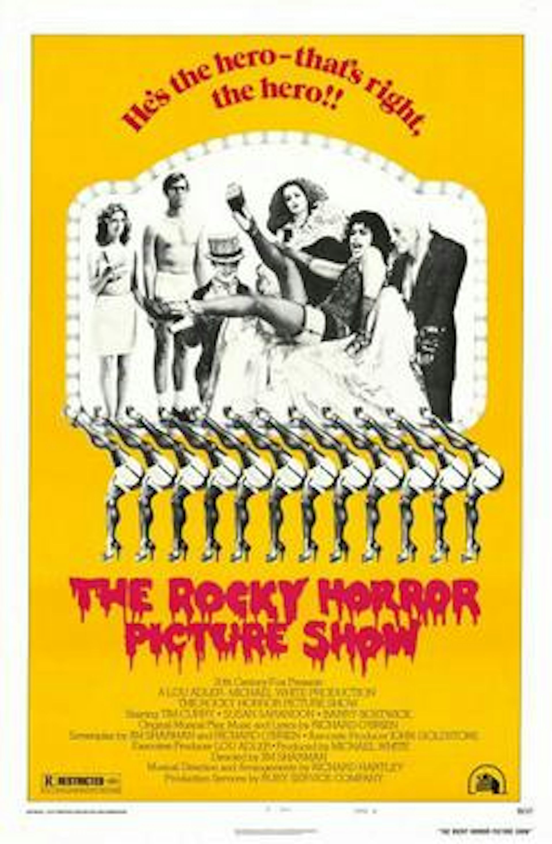 Un cartel amarillo dice 'The Rocky Horror Picture Show' y un coro de lo que parece patear cubos se encuentra debajo de un grupo de personas, una de las cuales tiene el pelo largo y blanco.