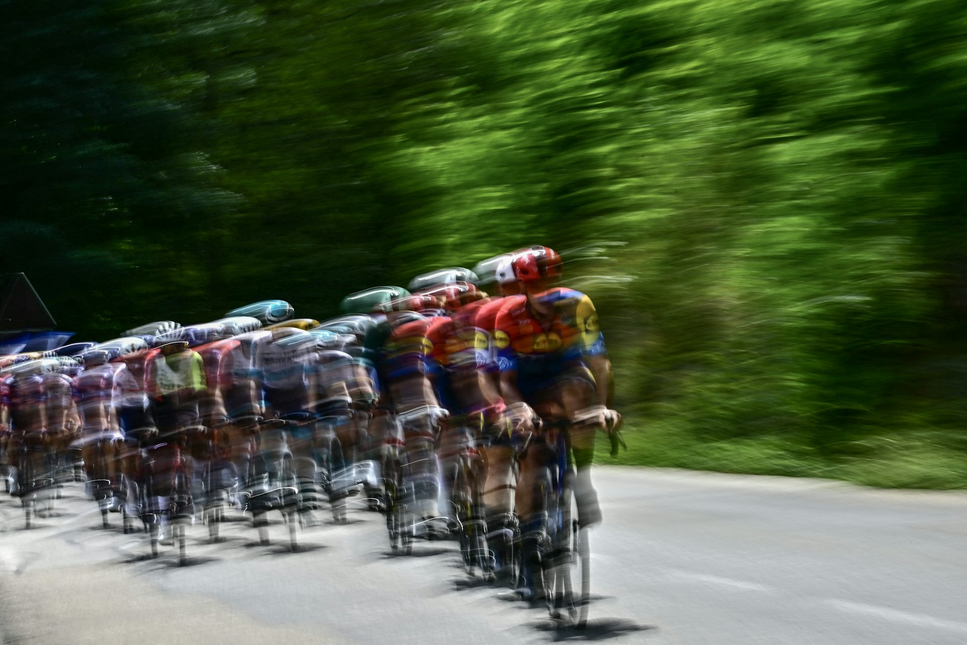 Pro-cycling crashes can be bad, but evidence suggests slower bikes aren&rsquo;t the answer