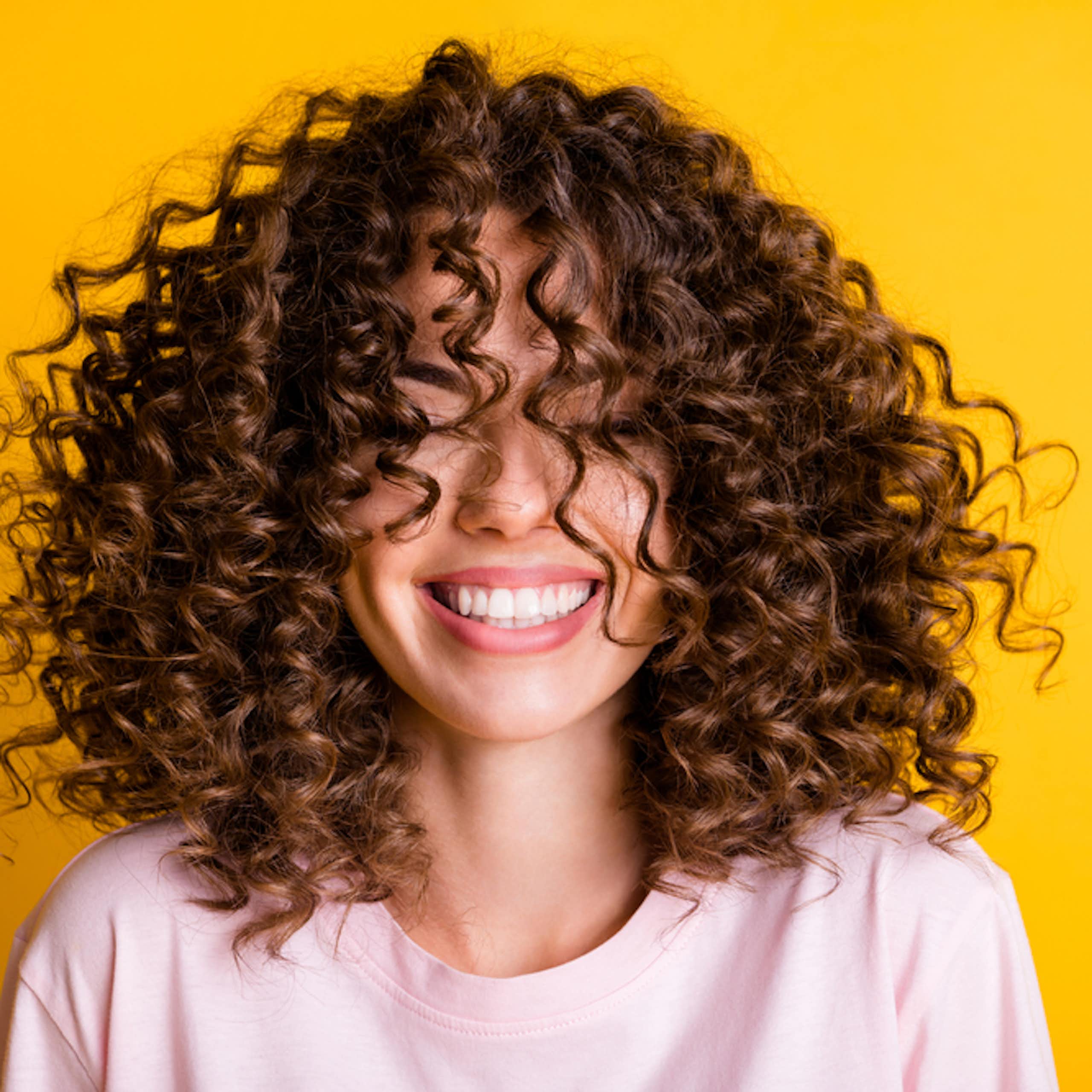 El arte (y la química) de un buen rizo: así funcionan los enlaces de hidrógeno del cabello