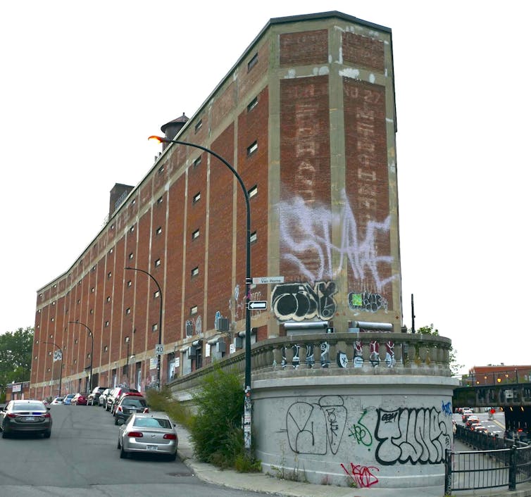 Bâtiment en briques brunes couvert de graffitis