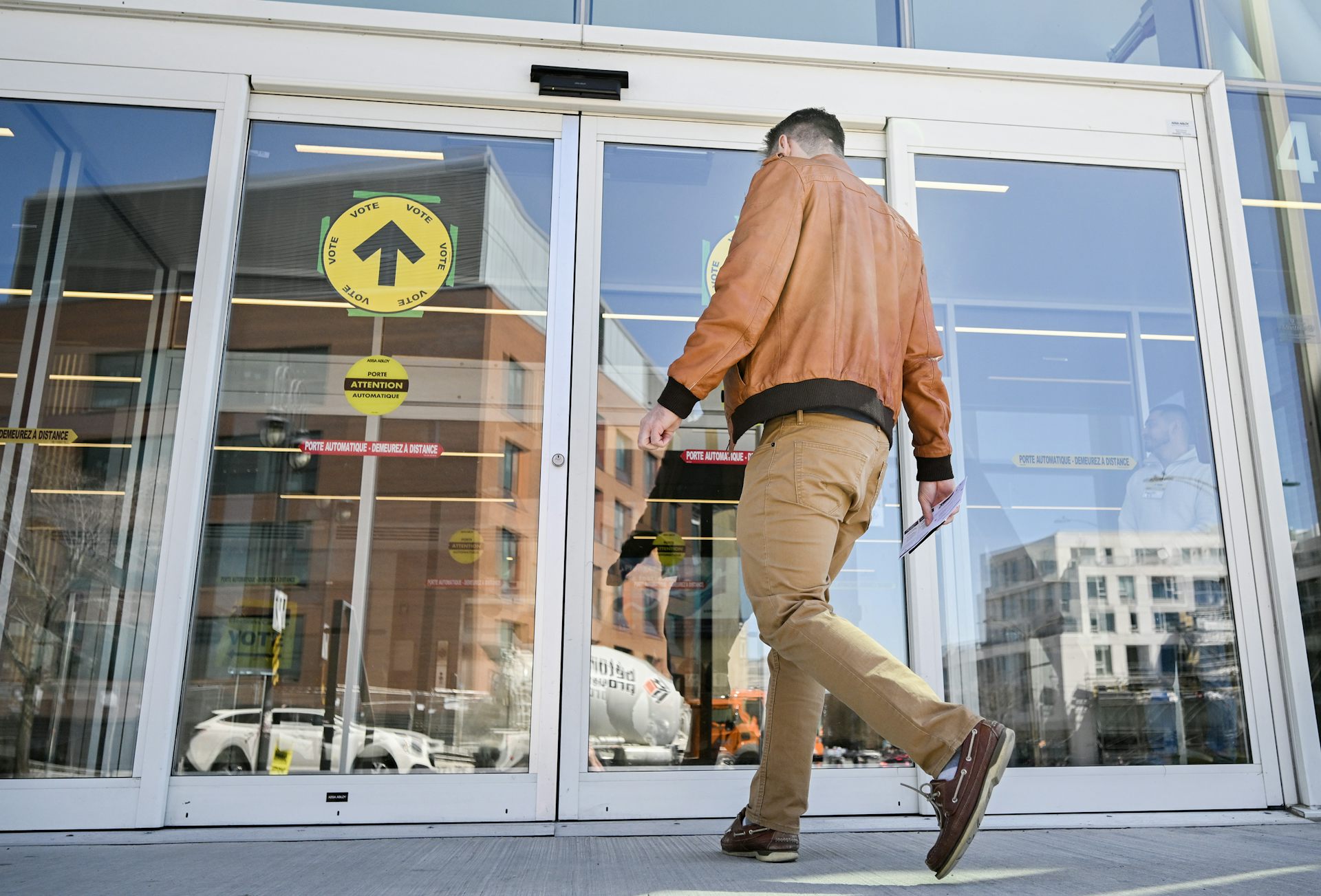 Un homme s'approche d'une porte automatique