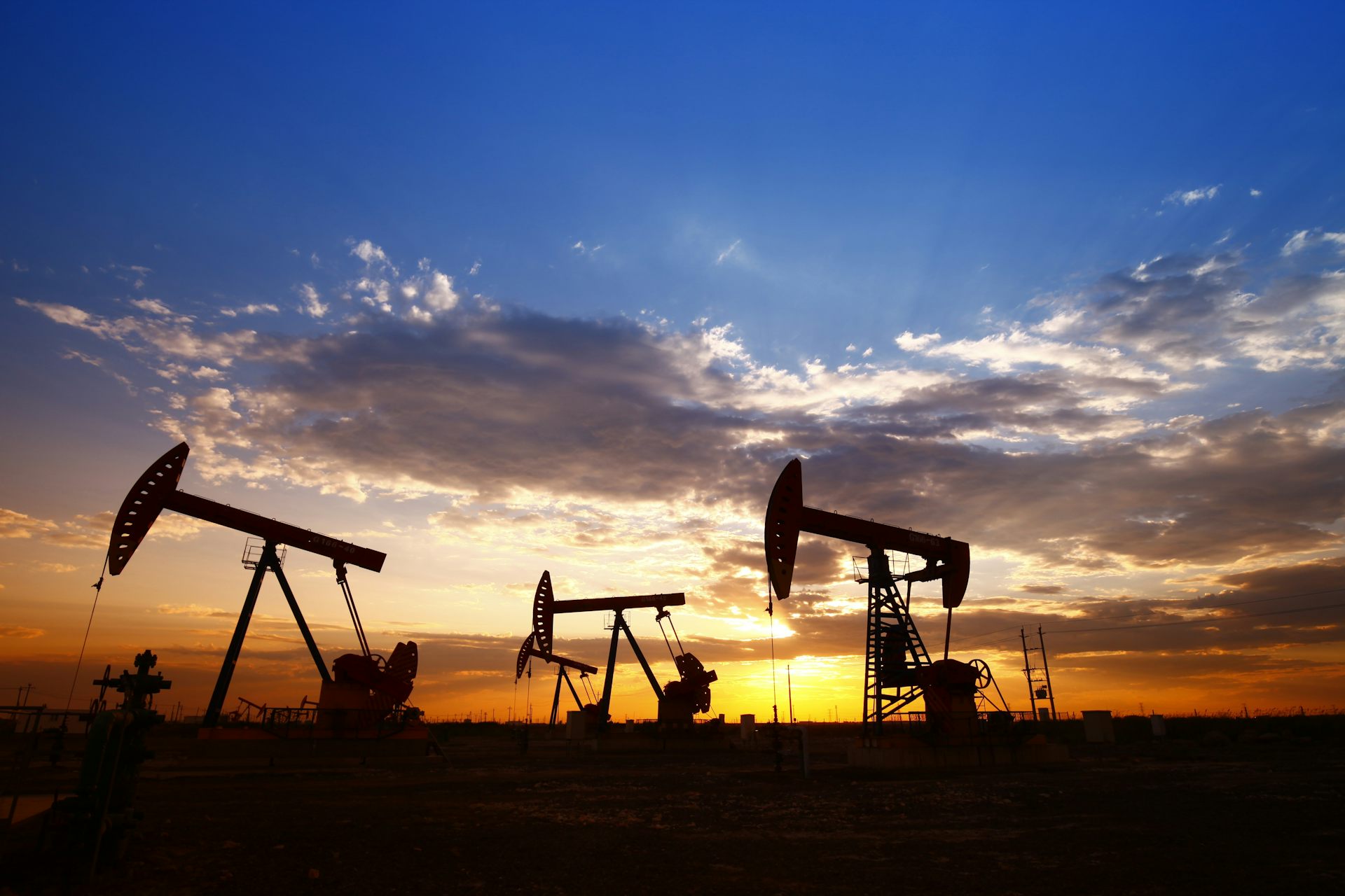 Bombas de extracción de petróleo al atardecer