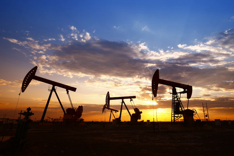 Bombas de extracción de petróleo al atardecer