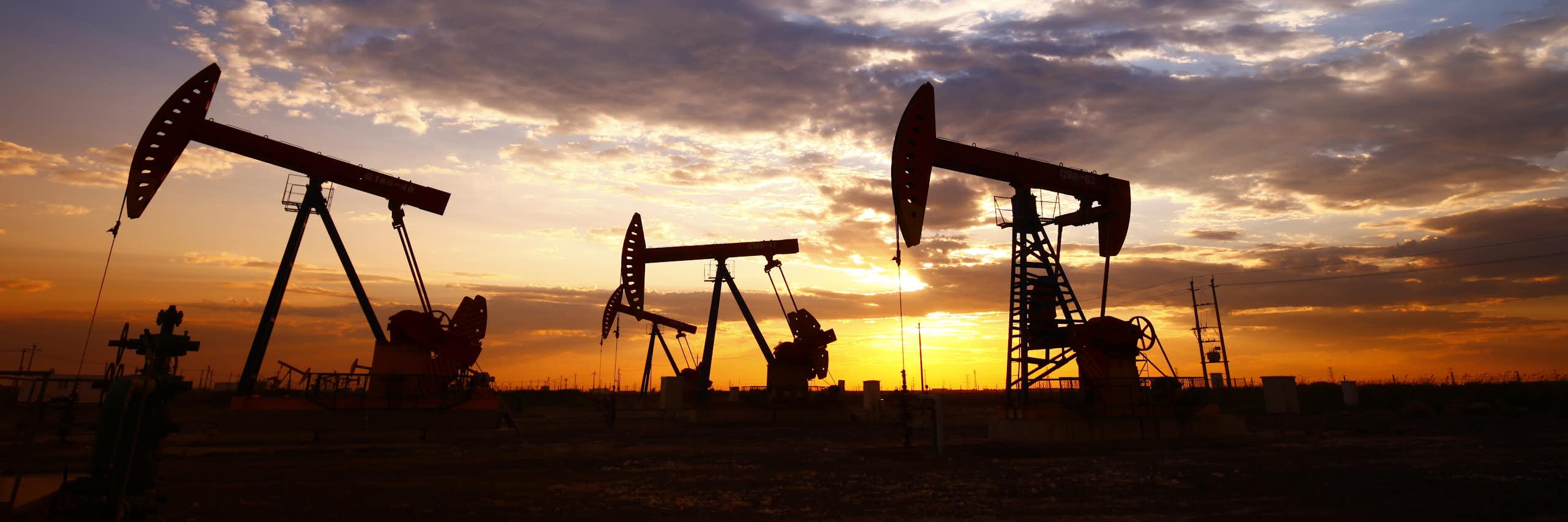Bombas de extracción de petróleo al atardecer