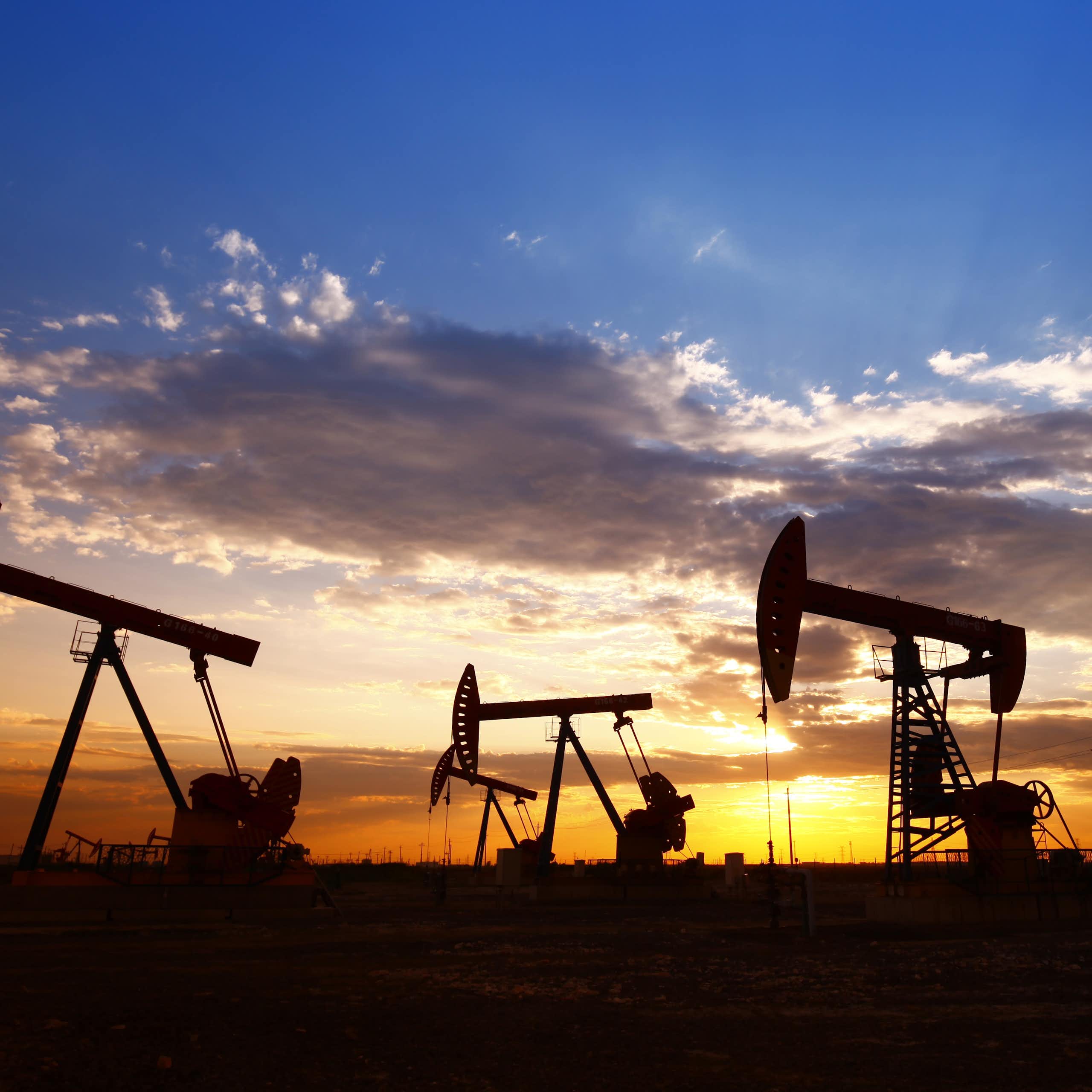 Bombas de extracción de petróleo al atardecer