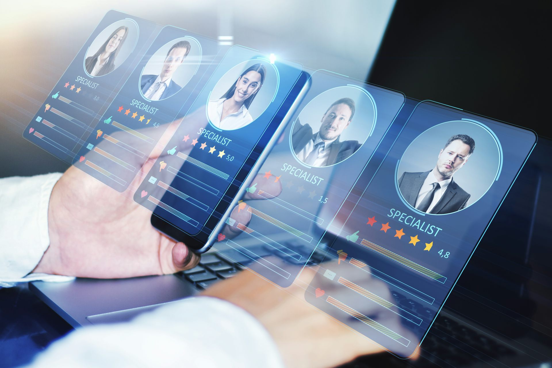 Perfiles de trabajadores en pantallas virtuales.