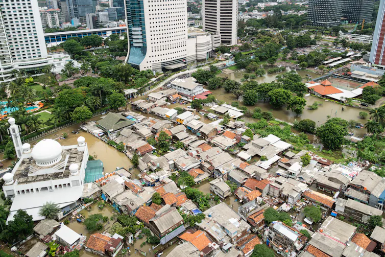 Di Jakarta masih terdapat ketimpangan besar, dilihat dari banyaknya pemukiman padat penduduk yang dikelilingi oleh gedung-gedung tinggi modern.