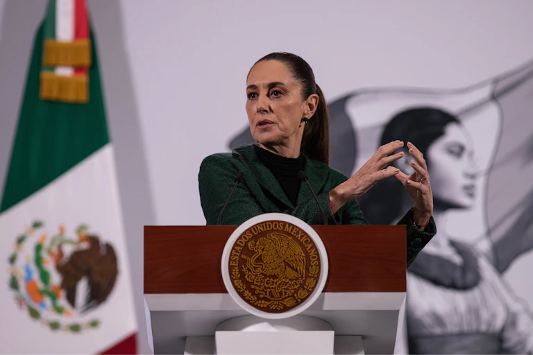 Una mujer comparece ante un atril.