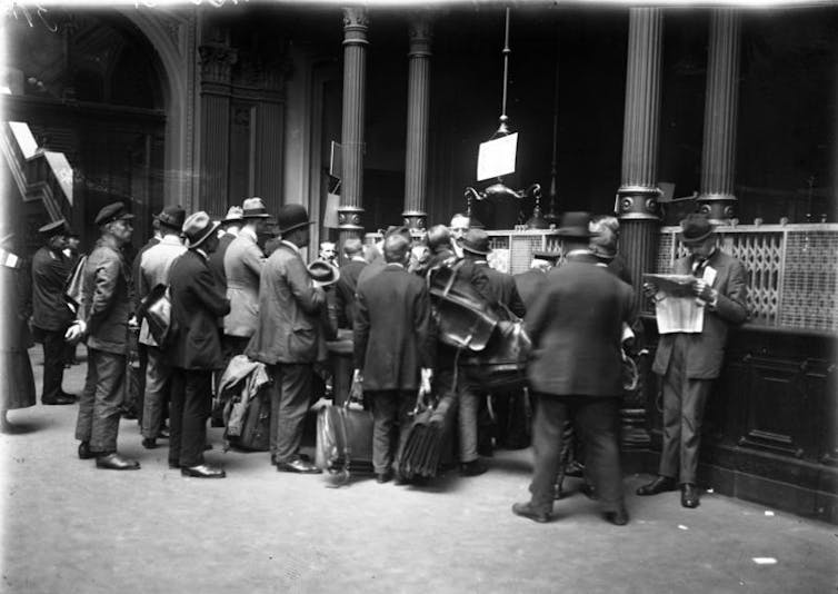 People queuing to withdraw cash from a bank in Berlin in the 1920s
