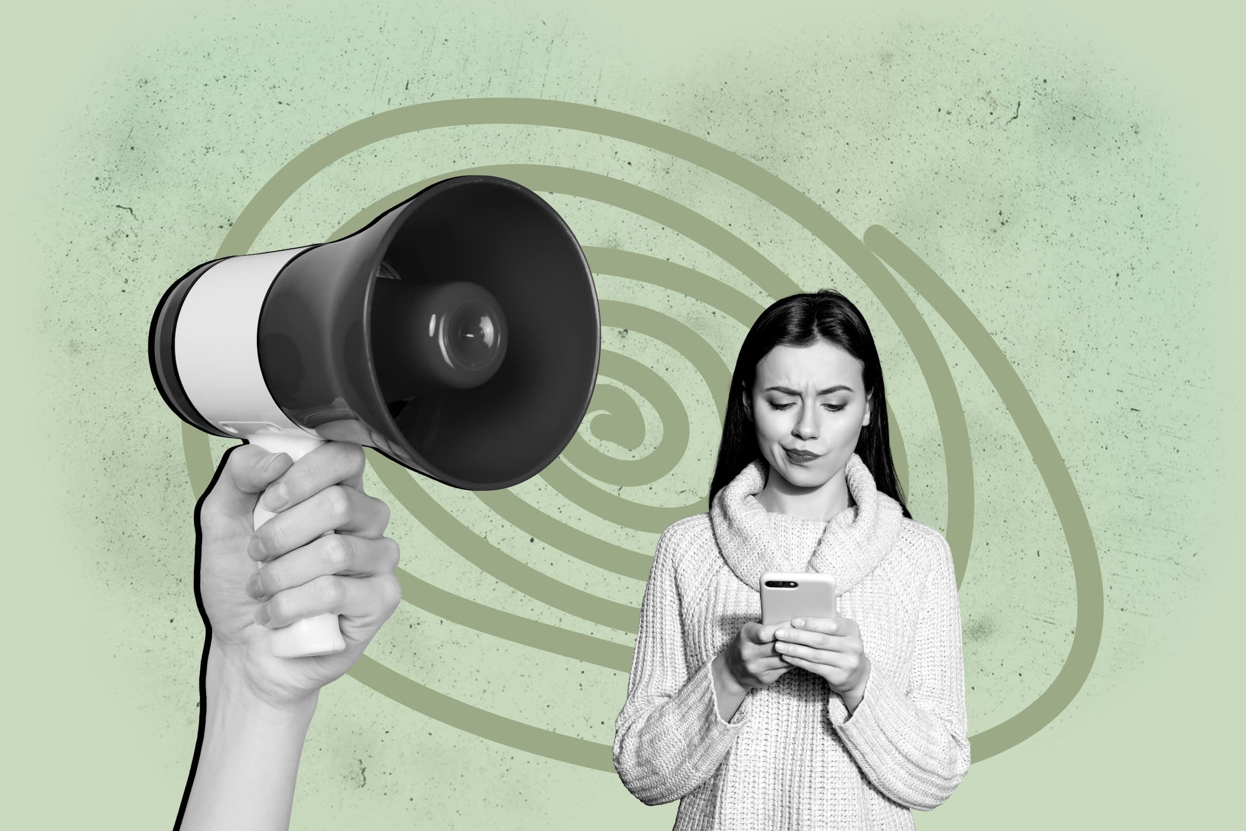 Collage que muestra a una mujer mirando el móvil y una mano con un megáfono