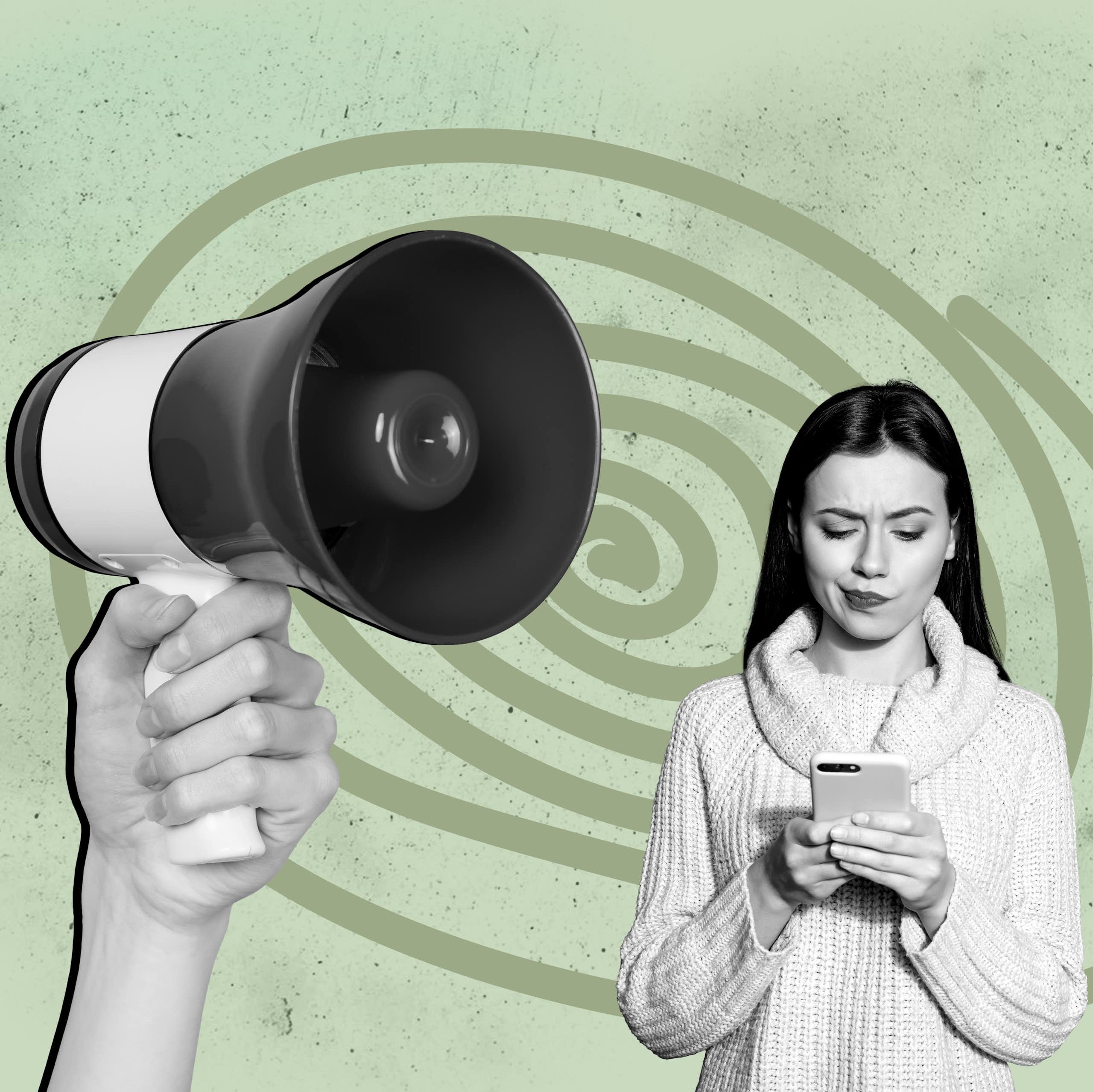 Collage que muestra a una mujer mirando el móvil y una mano con un megáfono