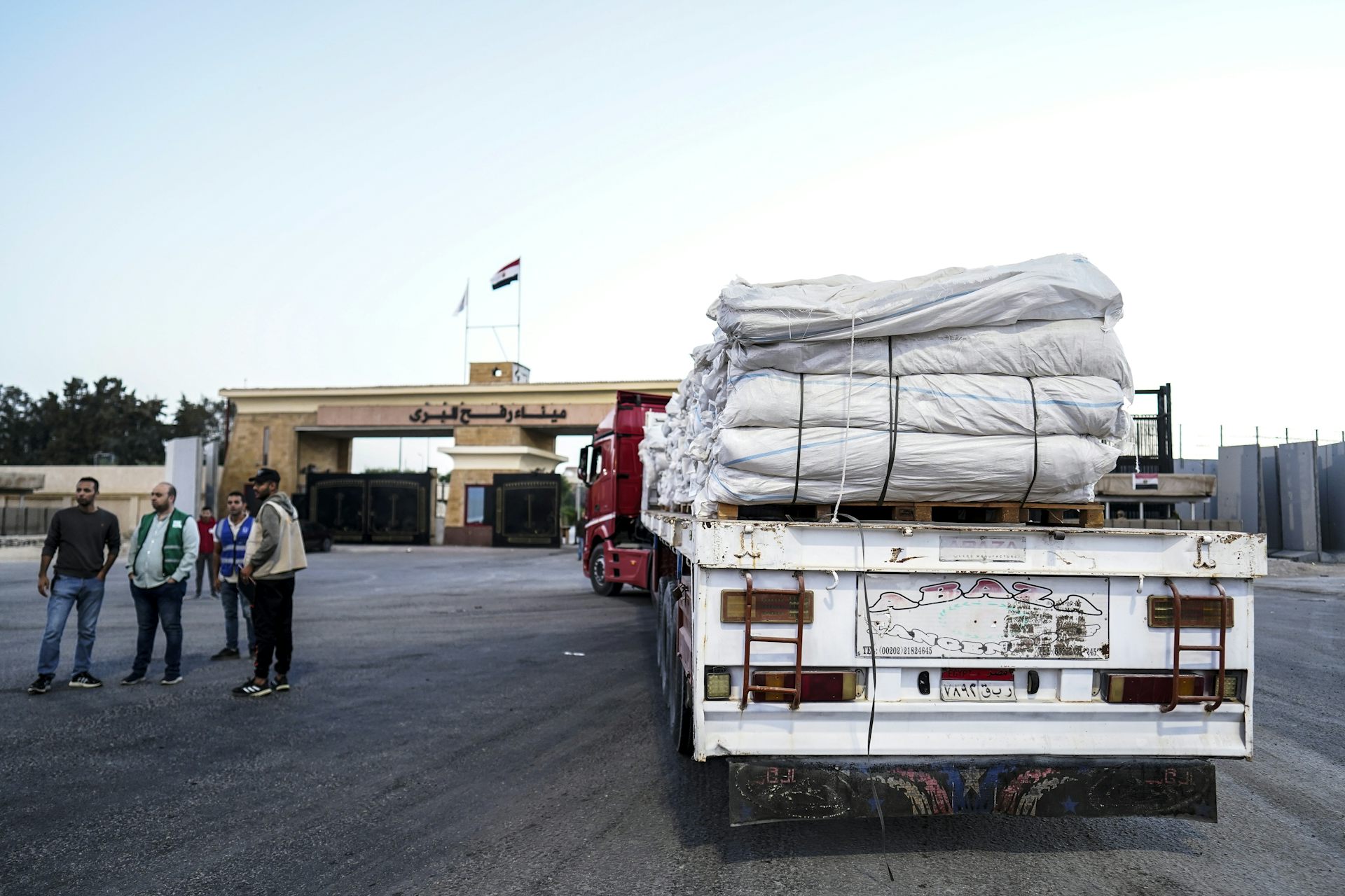 Ένα φορτηγό ανθρωπιστικής βοήθειας κινείται μέσω του συνοριακού περάσματος Ράφα προς τη Γάζα.
