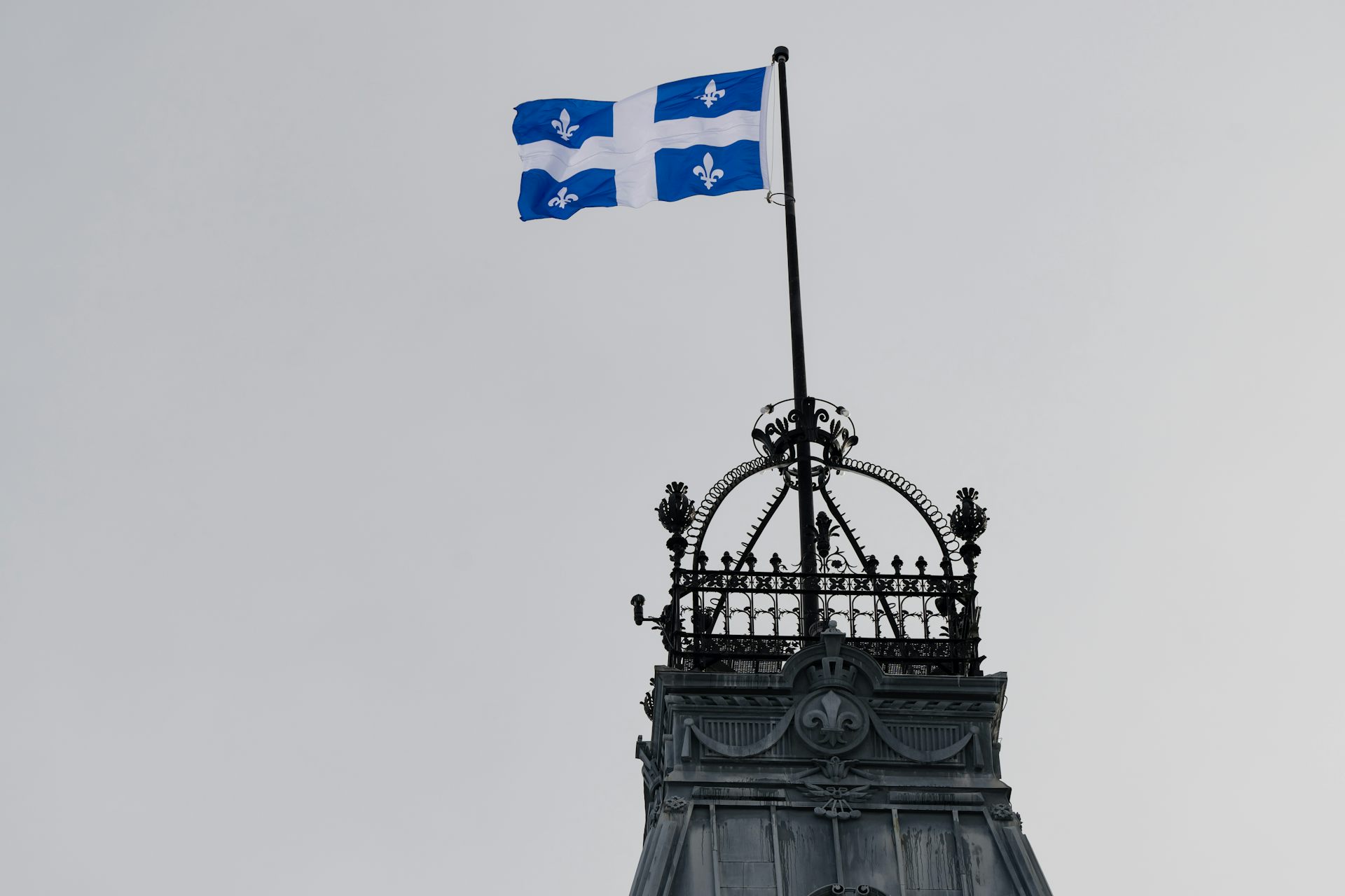 Le drapeau du Québec flotte au sommet de la tour principale de l’Assemblée nationale