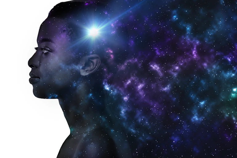 Perfil de mulher negra com ilustração de galáxia sobre fundo branco