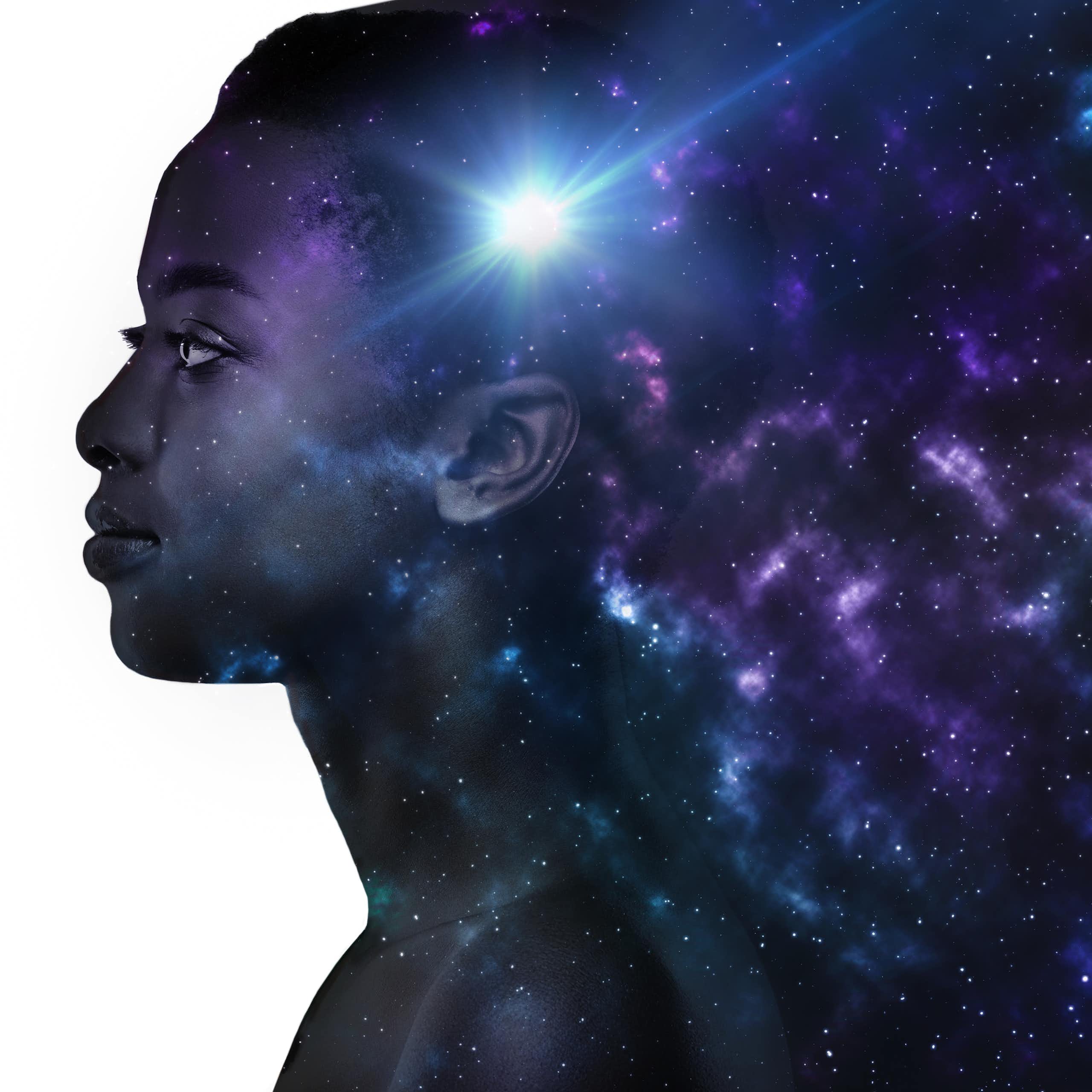 Perfil de mulher negra com ilustração de galáxia sobre fundo branco