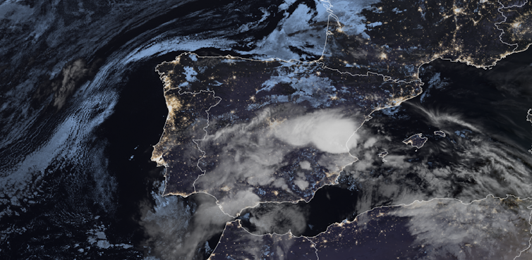 Imagen de satélite en la que se ve una acumulación de nubes sobre el este de España